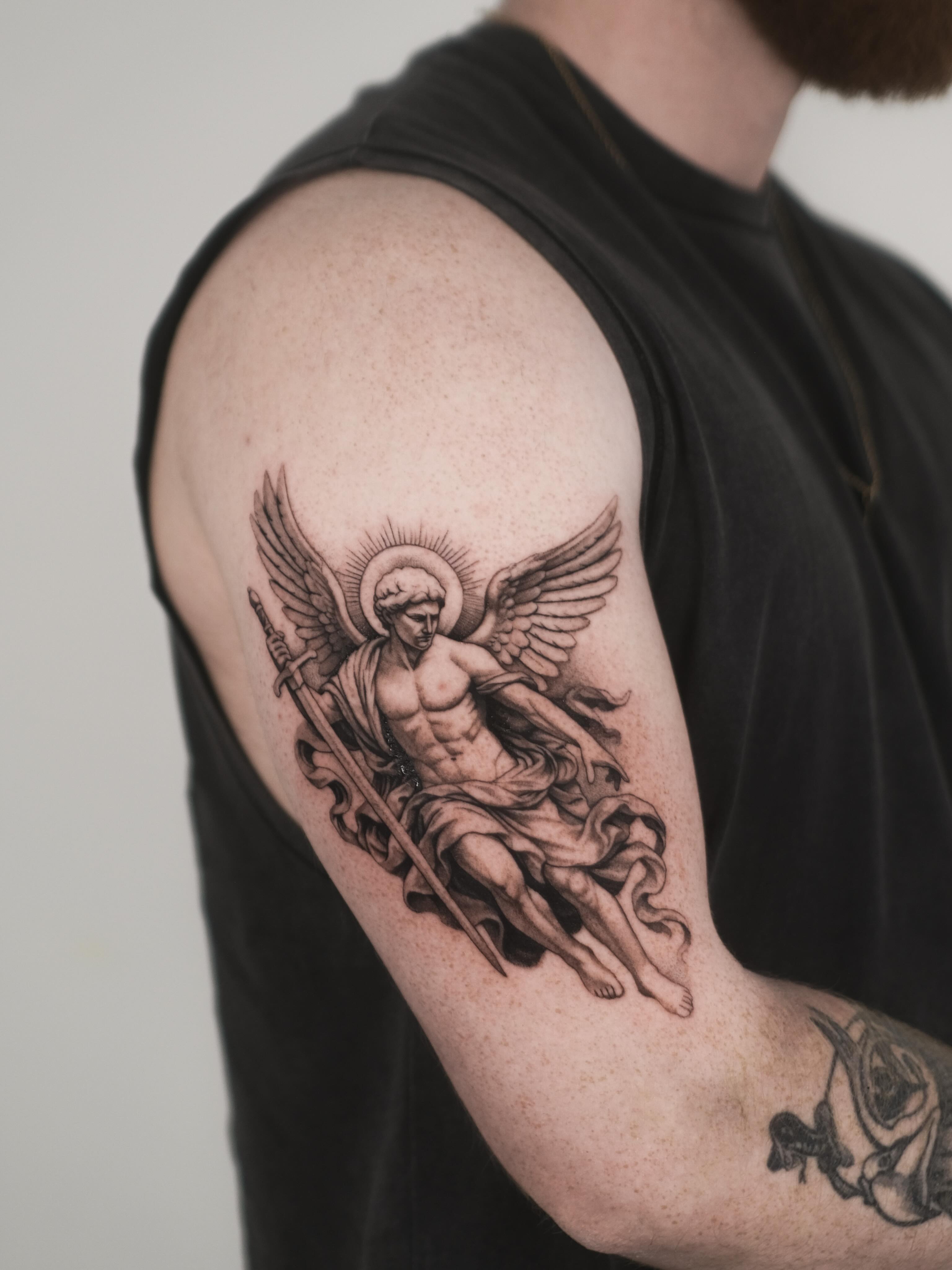 Tatouage réalisme religieux noir et gris, archange