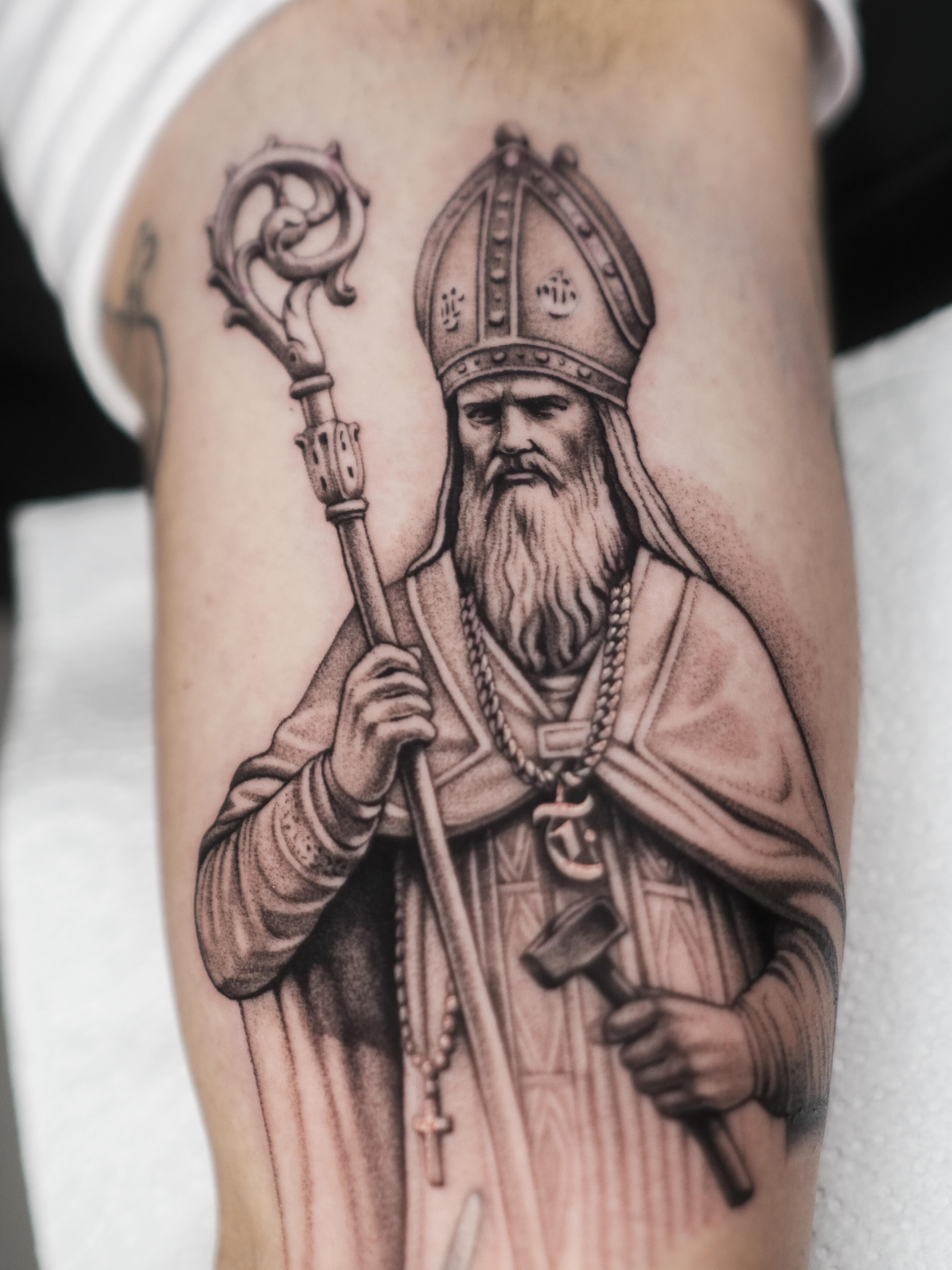 Tatouage réalisme religieux noir et gris, saint
