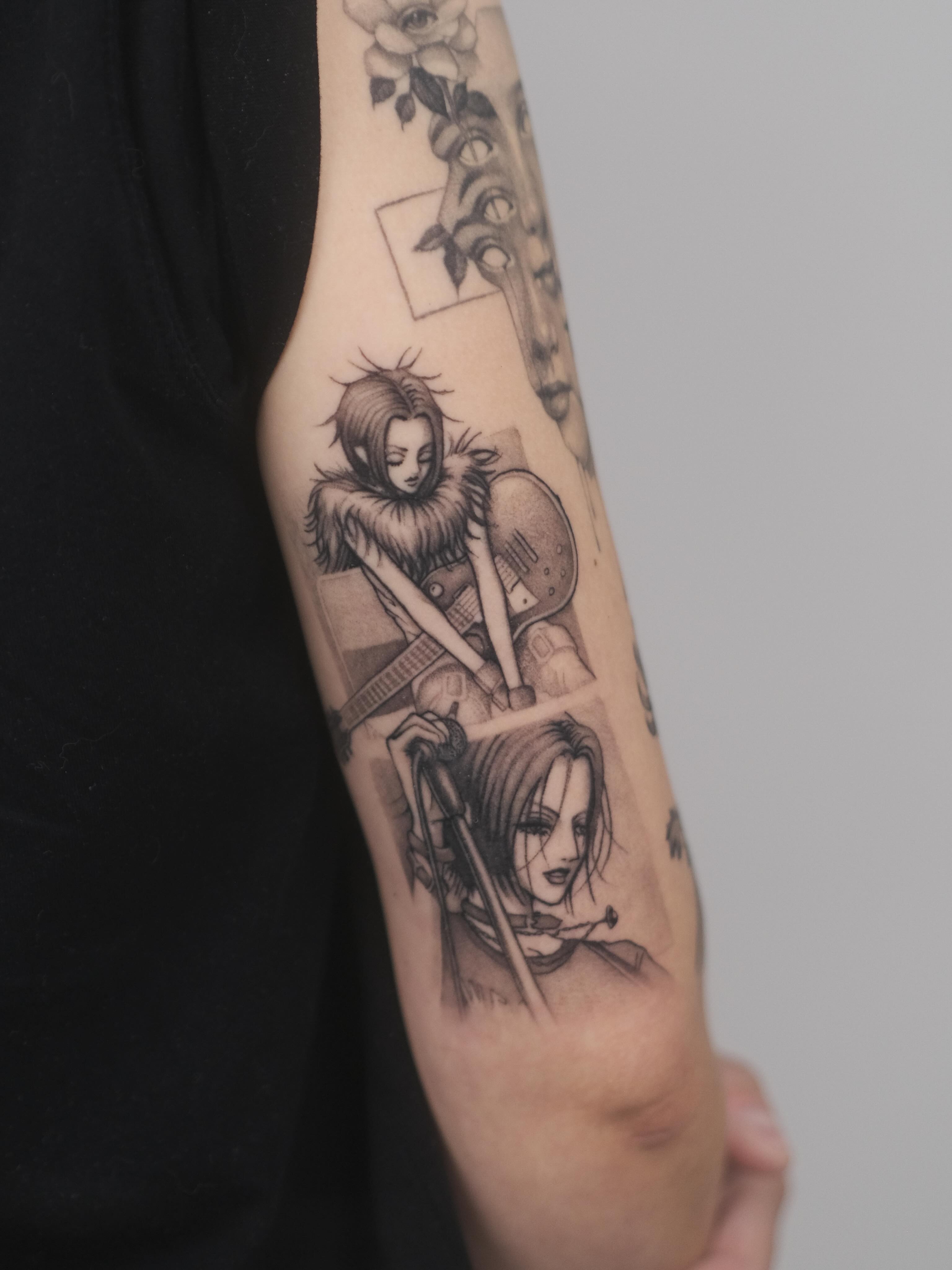 Tatouage noir et gris, portraits style manga